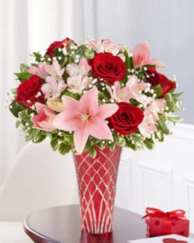 The key to an unforgettable Valentine’s. Our timeless red and pink bouquet is designed in a clear vase tied with red satin ribbon to help unlock all those feelings in your heart