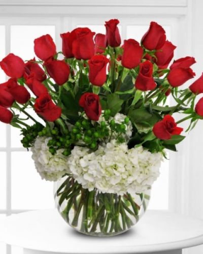 From pure love to pure romance, this beautiful arrangement of red roses and white hydrangeas is set to impress.